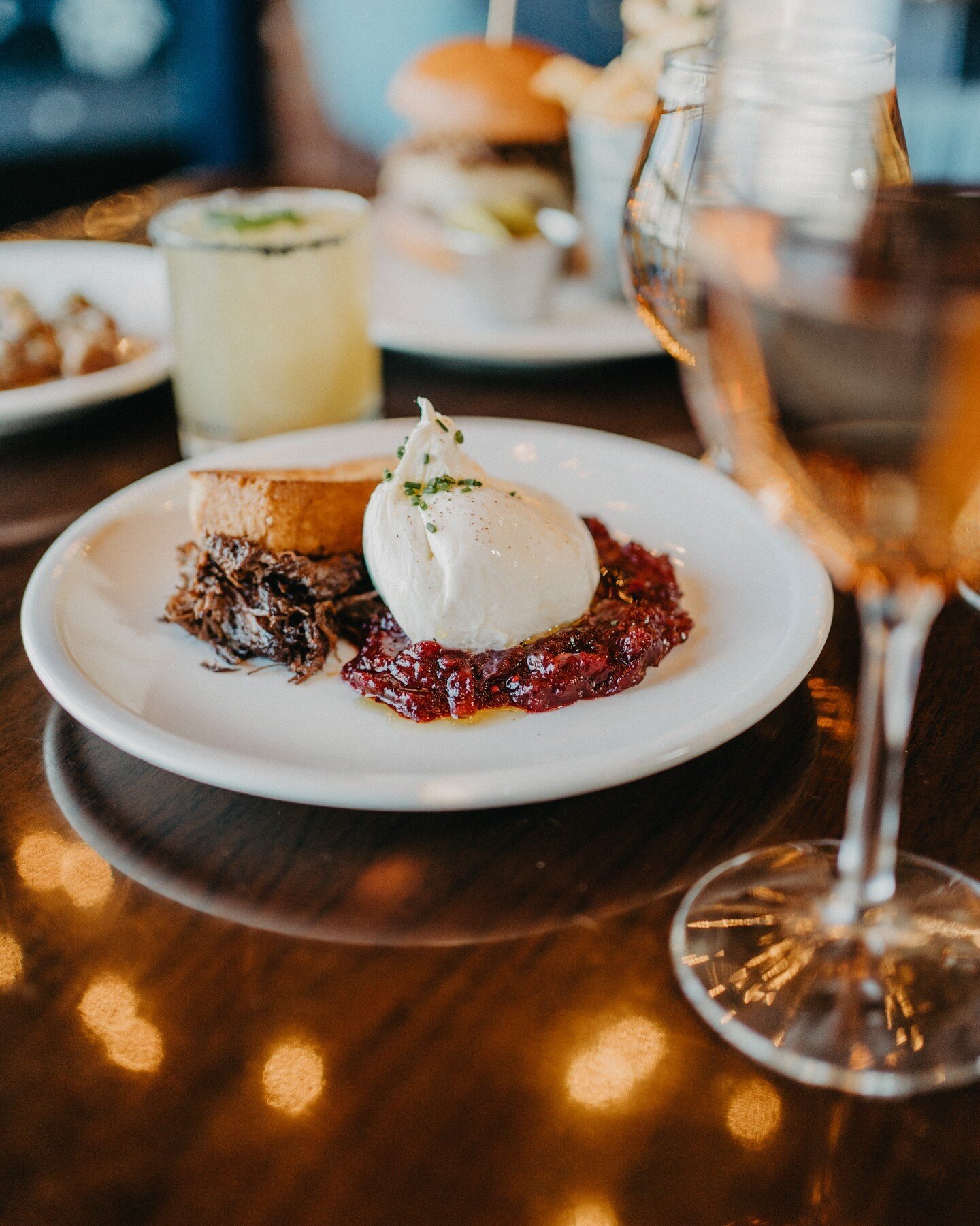 Dinner and drinks is the only way to spend Friday night!🍴
&bull;
&bull;
&bull;
&bull;
&bull;
#thelinwood #bayshore #babylon #longisland #lieats #longislandny #lifoodie #nyfoodie #longislandfoodie #liny #bayshoreny